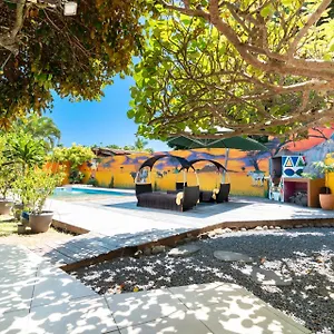 Maison D'invites Dans Jardin Tropical Avec Piscine A Tahiti Atiue